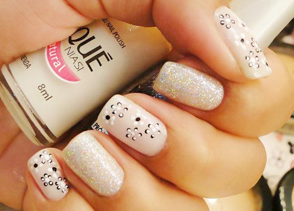 delicate dotted flowers beige glitter nails