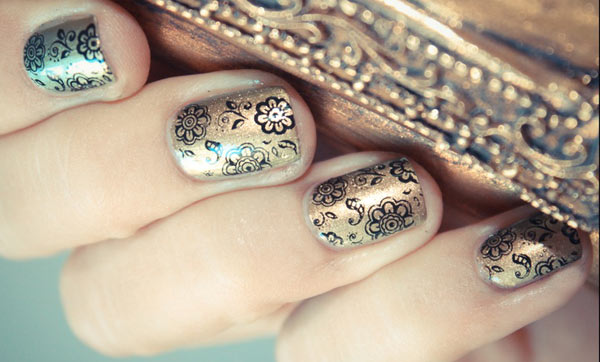 gold flowers festive nails