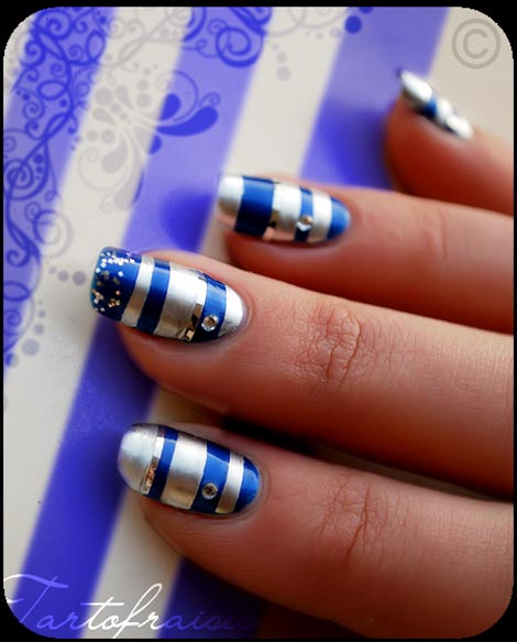 navy stripes nails